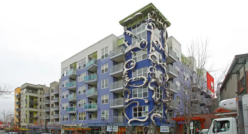 Monsruang: Jewels of Heaven Gleam Above the City